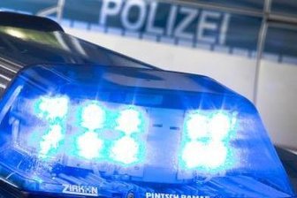 Erwischt: Gruppe will 50 leere Brauerei-Fässer stehlen - Knapp 50 leere Edelstahl-Fässer wollten Diebe in der Nacht zum Dienstag vom Gelände der Wernesgrüner Brauerei in Steinberg stehlen. Doch ein Zeuge bemerkte das Treiben und rief die Polizei.