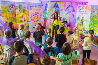 Erzählerin besucht mit Erzgebirgsmärchen Schulkinder - Unterricht mal anders: Claudia Curth besuchte die Grundschule Neukirchen.