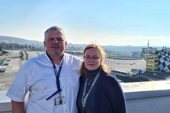 „Erze“: Großschirmaer packt das Rallyefieber - André Erler und seine Frau Ulrike bei der 57. Auflage der Erzgebirgsrallye 2022. Das Rallyezentrum befand sich damals am Sachsenring in Hohenstein-Ernstthal. Das Bild entstand morgens auf dem Turm des Start-/Zielgebäudes.