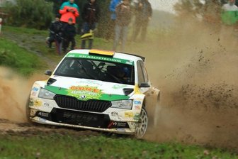 "Erze" kehrt zum Sachsenring zurück - Volles Rohr! Der Zwickauer Julius Tannert ging bei der Rallye Erzgebirge 2019 auch in diesem Schlammloch nicht vom Gas. Die Passage am Beuthenteich in Beutha gehört auch am Samstag wieder als Bestandteil zur Wertungsprüfung in Oberdorf.