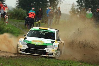 "Erze" kehrt zum Sachsenring zurück - Volles Rohr! Der Zwickauer Julius Tannert ging bei der Rallye Erzgebirge 2019 auch in diesem Schlammloch nicht vom Gas. Die Passage am Beuthenteich in Beutha gehört auch am Samstag wieder als Bestandteil zur Wertungsprüfung in Oberdorf.