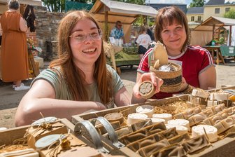 Erzeugertreffen im Erzgebirge: Naturmarkt lockt hunderte Besucher ins Welterbeareal - Stefanie Weiser und Sindy Kurzmann (v. l.) waren erstmals beim Naturmarkt in Olbernhau.