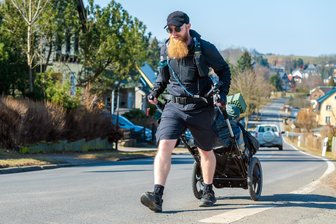 Erzgebirge: 34-Jähriger läuft 15.000 Kilometer bis nach Singapur - Robert Friedrich auf seiner Etappe von Börnichen nach Olbernhau.