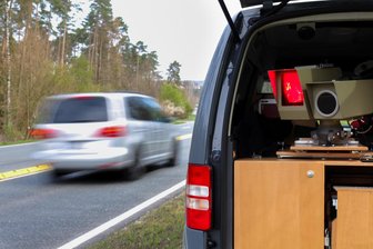 Erzgebirge: 46-Jähriger sieht rot und geht auf Blitzer los - Der Mann aus dem Erzgebirge sah rot, als er geblitzt wurde.