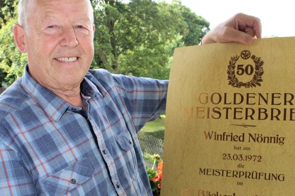 Erzgebirge: 50 Jahre Bäckermeister - Als Kunden das Tortenobst noch selbst mitbrachten - Winfried Nönnig mit dem Goldenem Meisterbrief. 