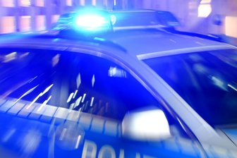 Erzgebirge: 88-jähriger Opel-Fahrer übersteht nächtlichen Unfall glimpflich - Am Auto und am Baum entstand laut Polizei Schaden in Höhe von etwa 5000 Euro.