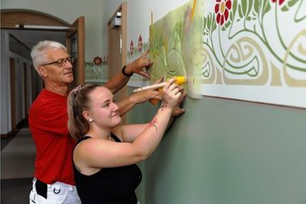 Erzgebirge: 90 Prozent der Jugendlichen wählen aus nur 15 Ausbildungsberufen - Die 21-jährige Seline Markert aus Frohnau lernt bei Meister Udo Lötzsch das Malerhandwerk. In den vergangenen Tagen waren sie unter anderem im künftigen Finanzamt in Annaberg-Buchholz im Einsatz und haben dort die alte Technik des Schablonierens angewendet. 