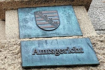 Erzgebirge: Altenpfleger soll Patienten im Pflegeheim misshandelt haben - Vor dem Amtsgericht Aue-Bad Schlema muss sich ein Altenpfleger verantworten.