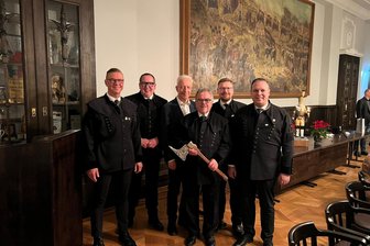Erzgebirge: Altlandräte Damm und Vogel für Verdienste um Welterbe-Montanregion geehrt - Altlandrat Frank Vogel (vorn) erhielt die Ehrung in Schneeberg. Die ersten Gratulanten waren (v. l.): Schneebergs Bürgermeister Ingo Seifert, Landtagsabgeordneter Tom Unger, Sachsens ehemaliger Ministerpräsident Stanislaw Tillich, der Geschäftsführer des Welterbevereins, Steve Ittershagen, und der Landrat des Erzgebirgskreises, Rico Anton.