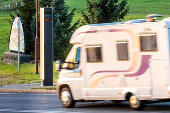 Erzgebirge: An B 174 in Hohndorf blitzt es wieder in beide Fahrtrichtungen - An der B 174 in Hohndorf steht nun auch wieder in Fahrtrichtung Chemnitz ein stationärer Blitzer.