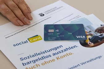 Erzgebirge: Anzahl der Asylsuchenden gesunken - Flüchtlingen wird im Kreis seit einem Jahr die finanzielle Unterstützung auf eine Karte gebucht.