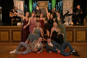 Erzgebirge: Anzahl der Jugendweiheteilnehmer steigt - Beim Jugendtag in Stollberg ist bei Modenschauen festliche Kleidung für junge Leute präsentiert worden.