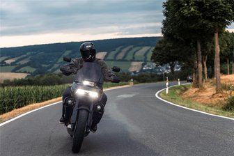 Erzgebirge: Anzahl der Unfälle mit Bikern deutlich gestiegen - Sebastian Bischoff fährt im Jahr gut 6000 Kilometer auf dem Motorrad, auch zu seinen Kunden. In der Kreisstadt nennt er die Bodenwellen auf der Wolkensteiner Straße und die Kreuzung am Edeka, die tückisch sind.