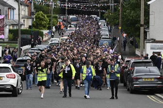 Erzgebirge Aue begeistert in Nordirland: Mehr als 1000 Fans marschieren zu historischem Spiel - Beeindruckende Bilder aus Nordirland: Tausende Aue-Fans sind gekommen, ihre Mannschaft beim „Nachholspiel“ des Europapokals der Landesmeister 1960/61 gegen Glenavon Football Club zu unterstützen.