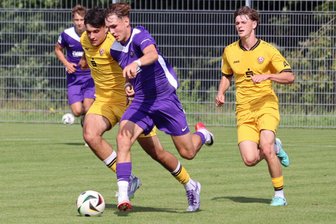 Erzgebirge Aue: Bei den kleinen Veilchen läuft es oft besser als bei den großen - Maxim Kindel im Vorwärtsgang mit Ball am Fuß. Gegen Dresden traf der Auer dreimal.