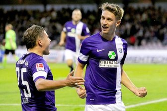 Erzgebirge Aue besiegt Karlsruher SC mit 3:0 - Aues Jakub Sylvestr (r) jubelt mit Guido Kocer über seinen Treffer zum 2:0.