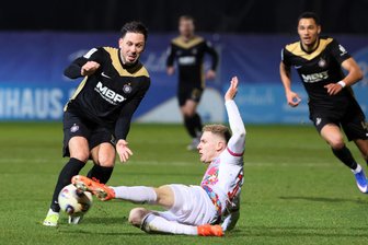 Erzgebirge Aue beweist Riesenmoral in Köln: Aufholjagd nach Kacktor-Alarm - Der FC Erzgebirge Aue um Marcel Bär (Mi.) hat sich in Köln einen wichtigen Punkt erkämpft.