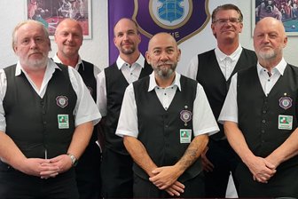 Erzgebirge Aue: Billardkegler der Veilchen starten mit breiter Brust ins neue Jahr - Zur Aufstiegsmannschaft des FC Erzgebirge Aue gehörten 2023 Jens Schwarz, Jörg Bamler, Jan Schuster, Roland Karg, Olaf Radoi-Voigt und Ralf Martin (v. l.). Nun wollen die Veilchen wieder in die Regionalklasse springen.