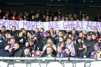 Erzgebirge Aue bleibt trotz 2:2 in Bielefeld Zweitliga-Letzter - Die Auer Fans mit einer Botschaft an Interimstrainer Robin Lenk.