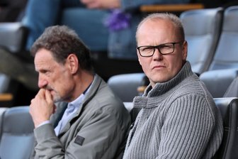 Erzgebirge-Aue-Boss räumt Fehler ein: „Haben Trainer und Sportdirektor geholt, aber keine Punkte“ - Vereinspräsident Thomas Schlesinger weist den Vorwurf der fehlenden Selbstreflexion zurück.