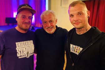 Erzgebirge Aue: Chefcoach Pavel Dotchev legt bei Fußball-Talk offenherzige Geständnisse ab - Nahbar und sympathisch: So lernten auch FCE-Fan Steven Mangold (r.) aus Zschorlau und sein Fußballkumpel Heiko Dörr aus Aue den FCE-Chefcoach Pavel Dotchev kennen. Er stellte sich den Fragen der Fans am Mittwochabend in einer Talkrunde im Kulturhaus Aue.