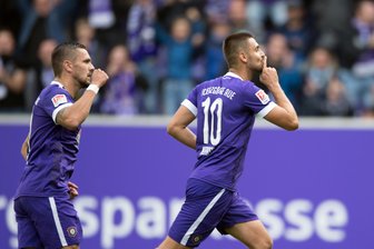 Erzgebirge Aue deklassiert Dresden im Sachsen-Derby - Aues Dimitrij Nazarov (rechts) jubelt nach seinem Tor zum 1:1 vor Aues Pascal Testroet.