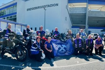 Erzgebirge Aue: Die Veilchenbiker und der Abstieg – „Hauptsache, alle bekennen Farbe“ - Die Veilchenbiker kurz vor dem Start ihrer Nordirland-Tour Mitte 2025. Los ging es natürlich im Erzgebirgsstadion.