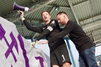 Erzgebirge Aue: Dieser Dauerbrenner entfacht die Herzen der Fans immer wieder aufs Neue - Immer nah bei den Fans und Publikumsliebling schlechthin: FCE-Keeper Martin Männel im Jubelmodus.