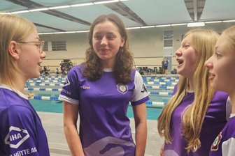 Erzgebirge Aue: Ein Goldfisch auf der Sportschule – „Viel Zeit zum Staunen bleibt nicht“ - Lina Waldenburger (2. v. l.) vom FC Erzgebirge Aue ist der Kontakt zu ihren ehemaligen Vereinskameradinnen wichtig. Dazu gehören Zoe Müller, Lea Nitsche und Lani Riediger (v. l.).