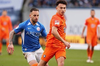 Erzgebirge Aue empfängt Hansa Rostock: Ein Punkt wäre zu wenig - Nicolas-Gerrit Kühn (hier gegen den Ex-Auer Calogero Rizzuto) erzielte beim 2:1-Sieg im Hinspiel in Rostock ein Tor. Er ist leicht angeschlagen, Kapitän Martin Männel fehlt nach OP. Sonst sind für das Ostduell alle Spieler fit. 