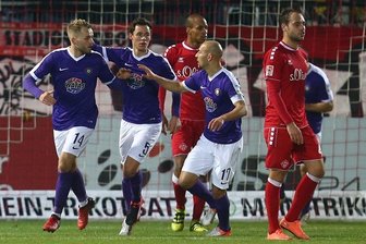 Erzgebirge Aue erkämpft 1:1 beim Aufsteiger-Duell in Würzburg - Pascal Köpke (von links nach rechts), Clemens Fandrich und Philipp Riese jubeln nach dem 1:1 Anschlusstreffer.