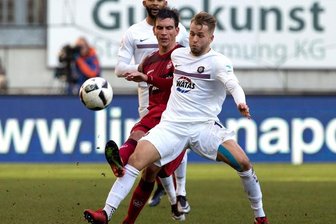 Erzgebirge Aue erkämpft sich Punkt in Kaiserslautern - Kaiserslauterns Christoph Moritz und der Aues Pascal Köpke (rechts) kämpfen um den Ball.