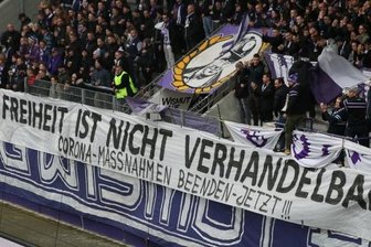 Erzgebirge Aue: Fans lehnen 2G-Regel ab - Mit Plakaten wie auf diesem Foto brachten die Fans ihren Unmut zum Ausdruck. Ein anderes, das als Schmähplakat gegen Ministerpräsident Kretschmer zu werten ist, hat vermutlich noch ein Nachspiel.