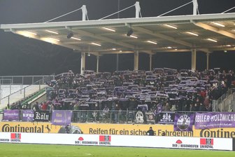 Erzgebirge-Aue-Fans stellen Spieler zur Rede: “Vielleicht öffnet es den Jungs die Augen“ - Lange war die Stimmung gut bei den mehr als 500 mitgereisten FCE-Fans. Mit Beginn der Schlussphase aber sollte sich dies ändern.
