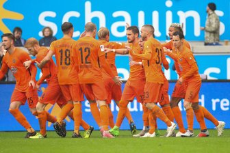 Erzgebirge Aue feiert beim MSV Duisburg zweiten Sieg nacheinander - Jubel bei den Auern über den Ausgleich durch Testroet.