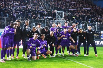 Erzgebirge Aue feiert Derbysieg beim CFC: „Hatten schon vergessen, wie sich Siege anfühlen“ - Nach dem Derbysieg feierten die Drittligafußballer gemeinsam mit den Fans den Einzug ins Sachsenpokalfinale.