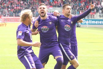 Erzgebirge Aue feiert durch 3:1-Sieg in Regensburg Klassenverbleib - Dimitrij Nazarov (10) trifft per Foulstrafstoß zum 1:2 und jubelt mit Jan Hochscheidt (7) und Pascal Testroet (37).