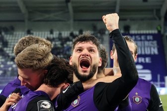 Erzgebirge Aue: Freude nach Heimerfolg über den VfB Lübeck - "Wir haben unglaublich gefightet" - Mirnes Pepic (Mi.) hat Erik Majetschak (li.) und Marco Schikora (re.) mit dem 2:0-Treffer jubeln lassen.