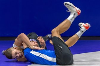 Erzgebirge Aue: Fußballnachwuchs holt sich auf der Ringermatte den Zweikampf-Schliff - Ringer gegen Fußballer: Ein Training der besonderen Art gab es jetzt zwischen Nachwuchssportlern des FC Erzgebirge Aue.