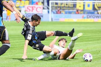 Erzgebirge Aue geht in Saarbrücken unter: Ein Doppelschlag binnen 84 Sekunden und zwei späte Treffer - Der FC Erzgebirge Aue, hier mit Luan Simnica (in weiß), ist in Saarbrücken mächtig gestolpert. Am Ende gibt es eine Klatsche.
