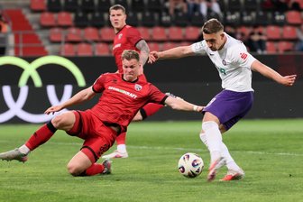 Erzgebirge Aue gewinnt Acht-Tore-Spektakel in Ingolstadt und feiert ersten Rückrundensieg - Mit diesem strammen Schuss zum 2:3 leitete Julian Guttau (re.) die Aufholjagd des FC Erzgebirge ein.