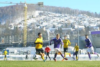 Erzgebirge Aue gewinnt Generalprobe - Testspiel in Aue: Pascal Köpke (Aue) im Laufduell mit Martin Dobrotka (Sokolov, links)