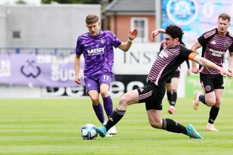 Erzgebirge Aue gewinnt historisches Spiel in Nordirland - Neuzugang Eric Weinhauer schoss beide Tore für Aue gegen Glenavon.