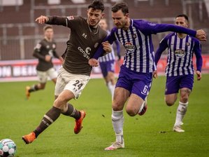 Erzgebirge Aue gibt beim FC St. Pauli klare Führung aus der Hand -             St. Paulis Borys Taschchy (l) im Zweikampf mit Aues Florian Ballas.