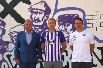 FCE-Präsident Helge Leonhardt (links) und Trainer Dirk Schuster (rechts) präsentierten am Mittwoch mit Ben Zolinksi den sechsten Auer Neuzugang dieses Sommers. 