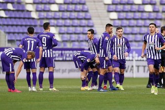 Erzgebirge Aue in der Hinrunden-Analyse: Chancentod und Fehlerteufel - Ratlose FCE-Profis nach dem Abpfiff einer Partie. So wie hier beim Sachsenderby war es an vielen Spieltagen der bisherigen Saison. 