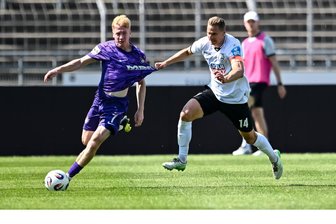 Erzgebirge Aue in Ulm: Starker Lord kann „ärgerliche Niederlage“ nicht verhindern - Erik Weinhauer (li.), verfolgt von Dennis Dressel, vergab im Ulm in der Nachspielzeit die Riesenchance zum Ausgleich.