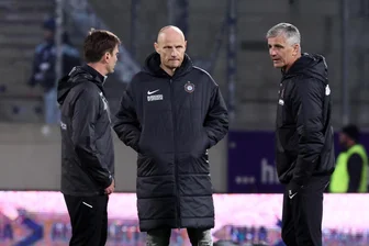 Erzgebirge Aue kassiert Heimniederlage: „Waren meilenwert entfernt“ und „nicht am Limit“ - Enttäuschung bei den Veilchen und Co-Trainer Jörg Emmerich (links), Sportchef Matthias Heidrich (Mitte) und Cheftrainer Jens Härtel.