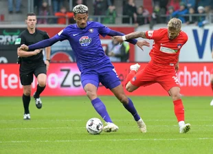 Erzgebirge Aue kassiert knappe Auswärtsniederlage in Heidenheim - Aues Emmanuel Iyoha (links) und Heidenheims Niklas Dorsch kämpfen um den Ball.