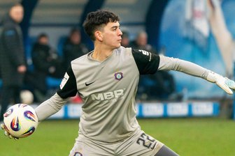 Erzgebirge-Aue-Keeper Lord nach Torhüter-Entscheidung: „Martin ist einfach ein toller Typ“ - Louis Lord hat zumindest fürs Erste Mannschaftskapitän Martin Männel aus dem Tor verdrängt. Gegen Hansa Rostock zeigte der 22-Jährige eine abgeklärte Leistung.